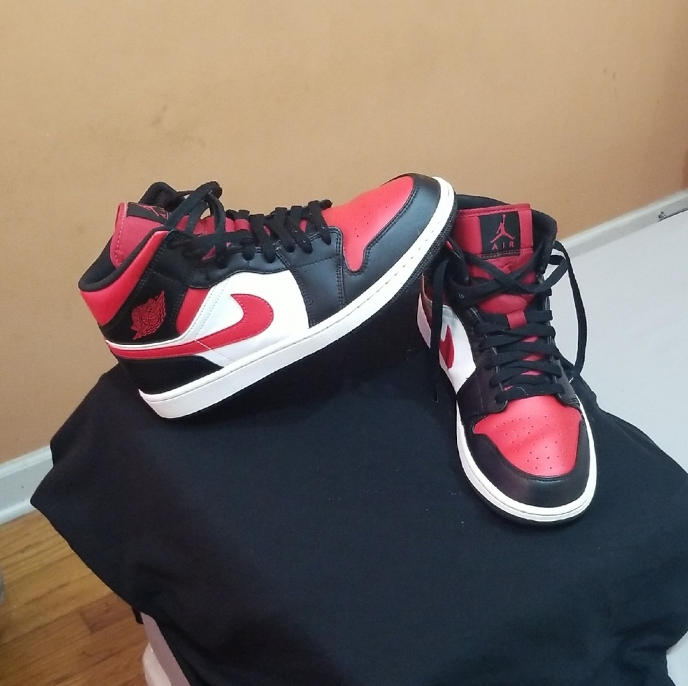 Jordan 1 Mid Top